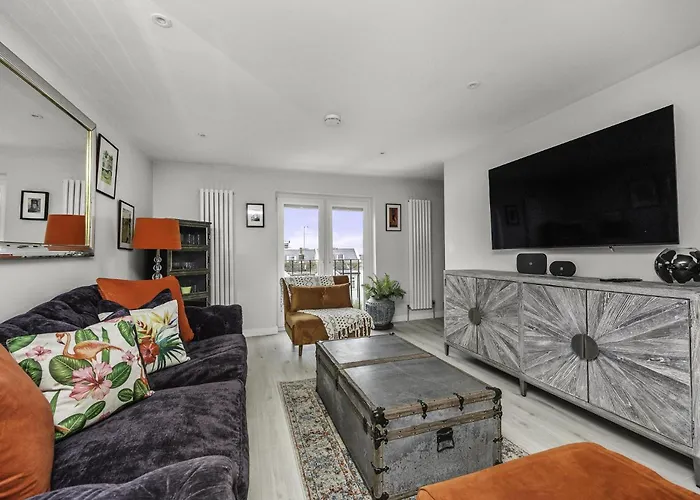 Sunset Townhouse With Free Parking